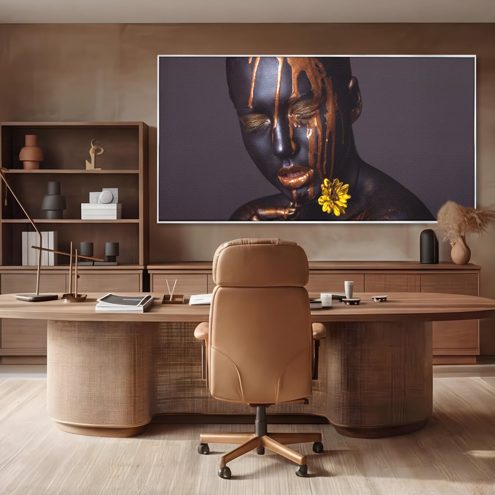 Tablou canvas cu tablou canvas cu femeie si vopsea aurie, in rama de aluminiu argintiu, pe perete intr-un birou
